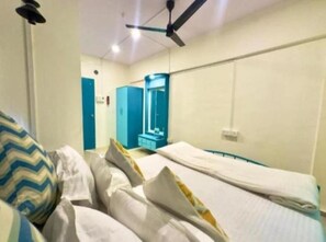 Premium Double Room | Premium bedding, iron/ironing board, free WiFi, bed sheets - Locomo Hostel Express - Stay Work Eat (Mumbai)