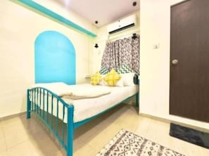 Premium Private Room (Shared Kitchen & Lounge) | Premium bedding, iron/ironing board, free WiFi, bed sheets - Locomo Hostel Express - Stay Work Eat (Mumbai)