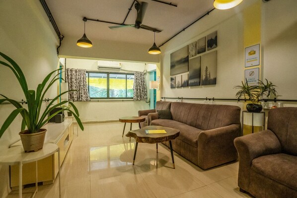 Living area - Locomo Hostel Express - Stay Work Eat (Mumbai)