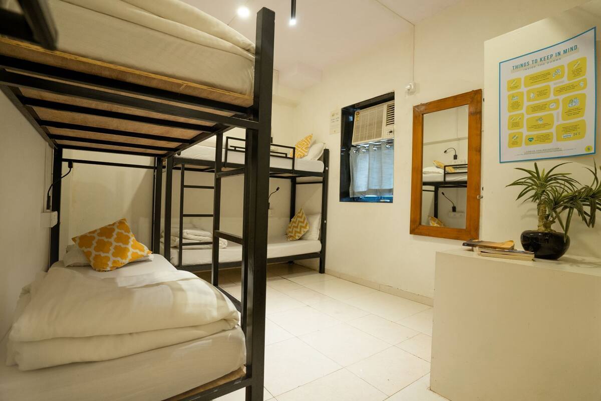 Standaard slaapzaal | Luxe beddengoed, een strijkplank/strijkijzer, gratis wifi, beddengoed