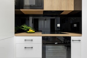 Microwave, dishwasher, cookware/dishes/utensils - 8th Floor Apartment in Warsaw by Renters (Warsaw)