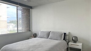 2 bedrooms, iron/ironing board, WiFi, bed sheets - Re Del Mar 4 Walk To Kings Beach (Kings Beach)