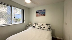 2 habitaciones, tabla de planchar con plancha y ropa de cama 
