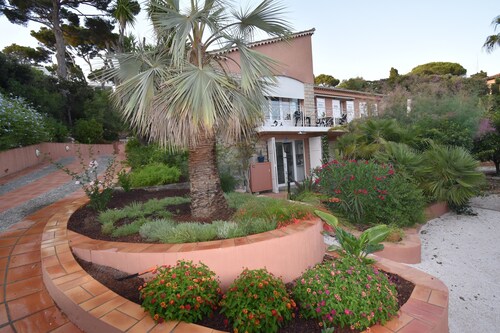 PRESQU'Île de GIENS  STUDIO REZ-de-JARDIN  villa Parc Résidentiel la POLYNESIE
