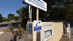 A sign indicating 'La Polynésie' with a private circulation and a surveillance camera. - PRESQU'Île de GIENS STUDIO REZ-de-JARDIN villa Parc Résidentiel la POLYNESIE (Hyères)