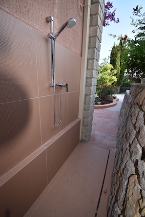 Shower, hair dryer, toilet paper - PRESQU'Île de GIENS STUDIO REZ-de-JARDIN villa Parc Résidentiel la POLYNESIE (Hyères)