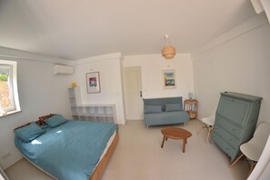 1 bedroom, iron/ironing board, travel cot, WiFi