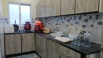 Fridge, microwave, stovetop, dishwasher