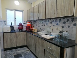 Fridge, microwave, stovetop, dishwasher