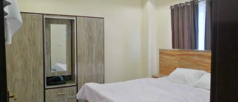 3 habitaciones, tabla de planchar con plancha, wifi y ropa de cama