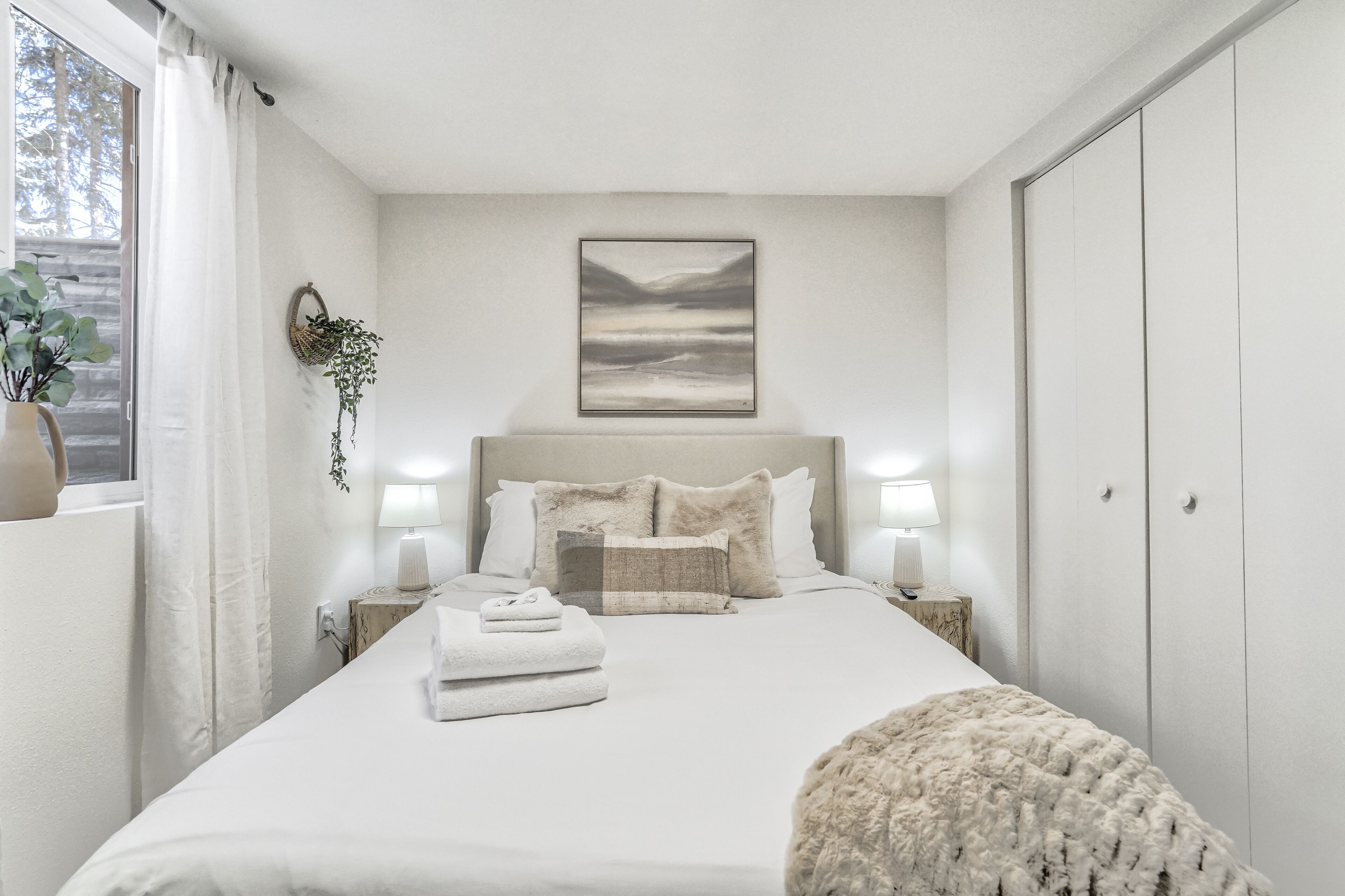 4 bedrooms, desk, laptop workspace, iron/ironing board
