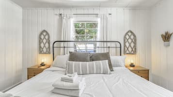 4 bedrooms, desk, laptop workspace, iron/ironing board