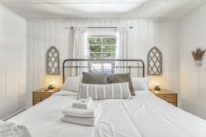 4 habitaciones, escritorio y espacio para trabajar con laptop 