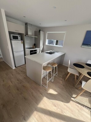 Mikrobølgeovn, ovn, kokeplater og oppvaskmaskin