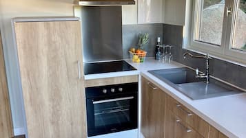 KĂžleskab, ovn, kaffe-/temaskine, kĂžkkentĂžj/tallerkener/redskaber