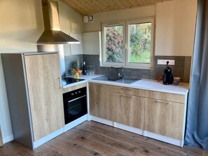 Fridge, oven, coffee/tea maker, cookware/dishes/utensils