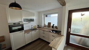 Coffee/tea maker, fridge, microwave, oven - Frisch Renovierte Ferienwohnung (Oberstaufen)