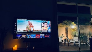 Un televisor mostrando la interfaz de Netflix con diversas series y películas.