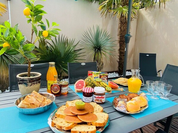 Outdoor dining - Villa moderne - Terrasse et spa (Perros-Guirec)