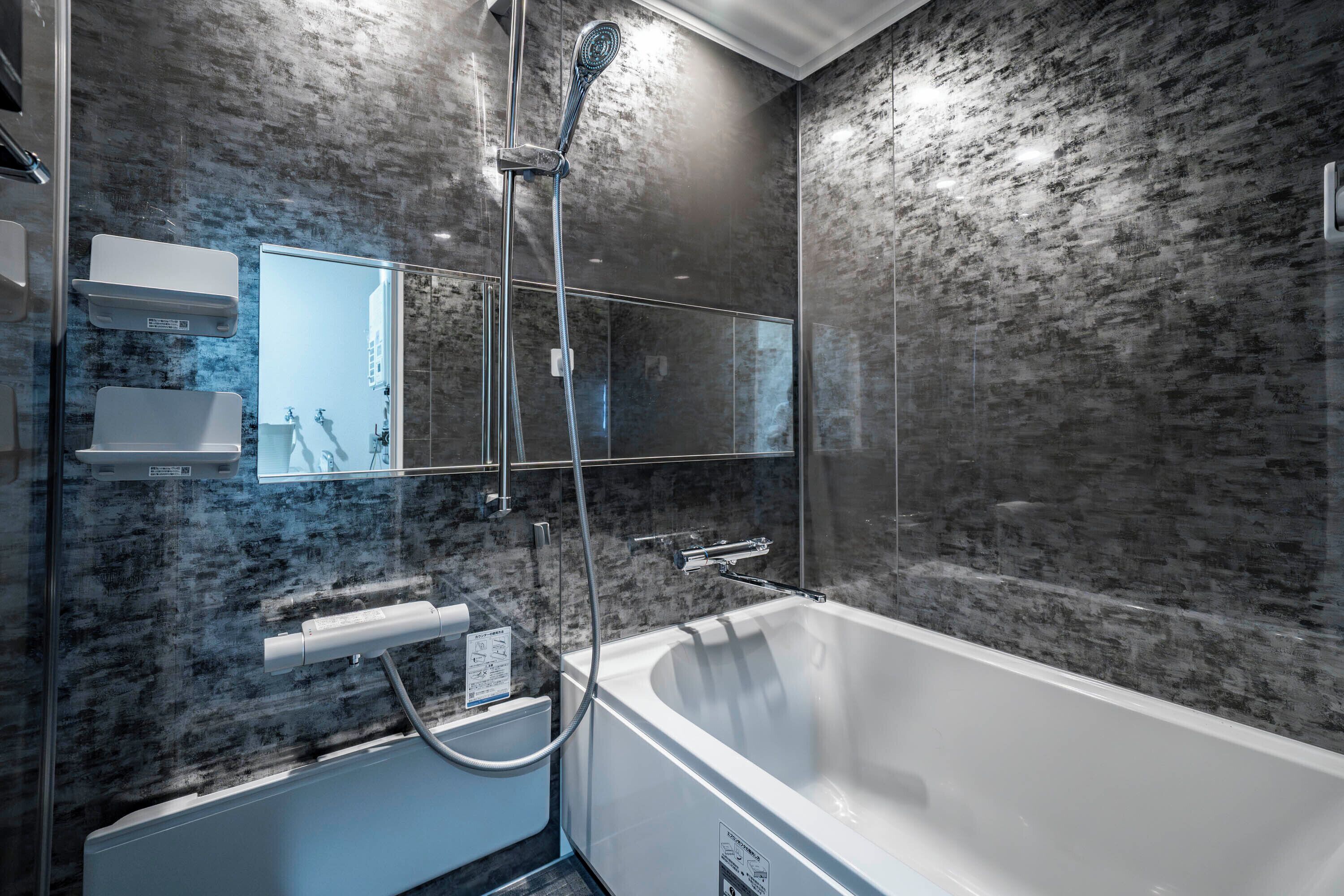 Suite Junior | Salle de bain | Ensemble douche/baignoire, articles de toilette gratuits, sèche-cheveux