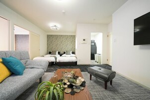 Suite familiar | Zona de estar | Una televisión de pantalla plana