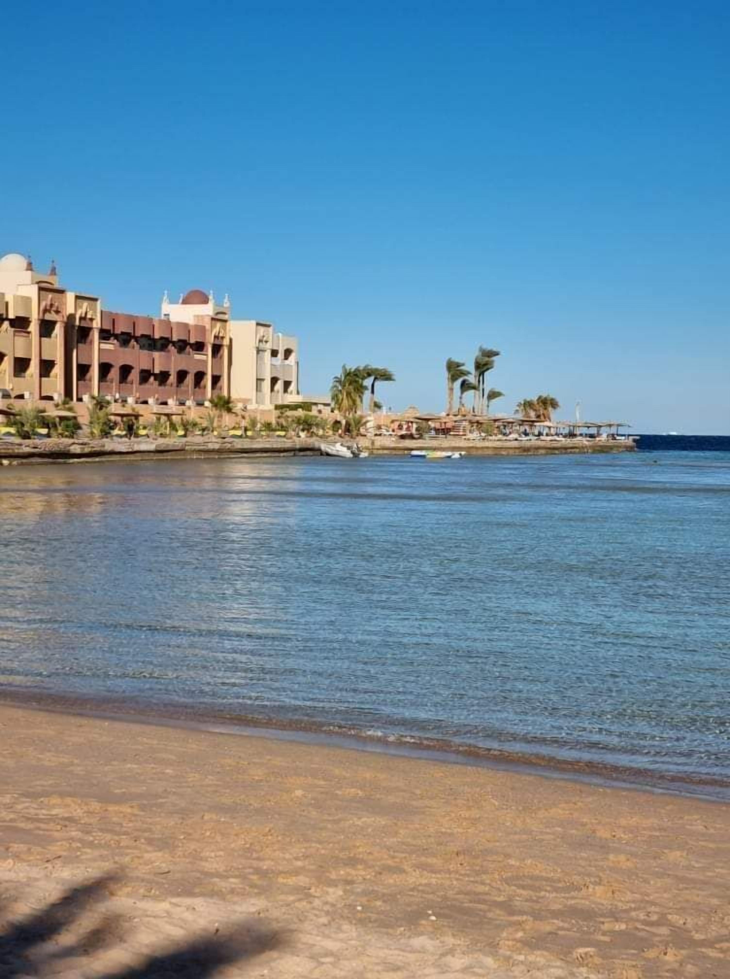 شاطئ خاص، كراسي للتشمس، مظلات الشاطئ، كرة طائرة على الشاطئ