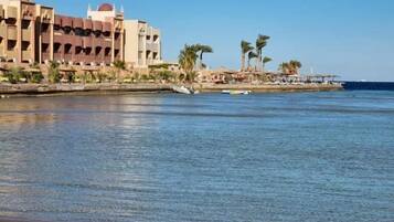 شاطئ خاص، كراسي للتشمس، مظلات الشاطئ، كرة طائرة على الشاطئ