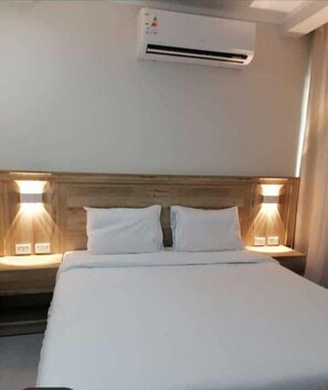 Habitación estándar con 1 cama matrimonial o 2 individuales, 1 cama King size, para fumadores | 1 habitación, ropa de cama hipoalergénica, edredón y minibar 