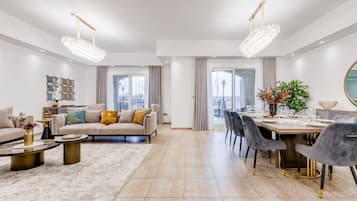 Luxe resortwoning, 3 slaapkamers, uitzicht op zee | Woonruimte | Een 60-inch flatscreentelevisie met kabelzenders en Netflix