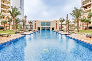 Outdoor pool - GLOBALSTAY Luxury 3 BR Maid TH Sea View (Dubai)