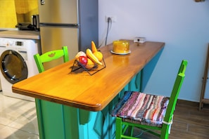 Apartment | Eigene Küche | Wasserkocher mit Kaffee-/Teezubehör, großer Kühlschrank, Mikrowelle