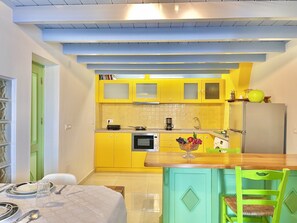 Appartamento | Cucina privata | Frigorifero con congelatore, microonde, forno, piano cottura