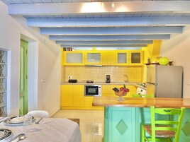 Full-sized fridge, microwave, oven, stovetop