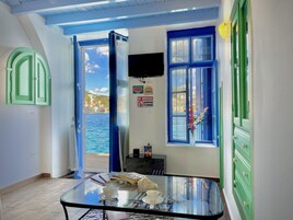 Íbúð | Stofa | 40-tommu snjallsjónvarp með stafrænum rásum