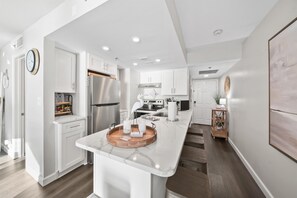 Een koelkast, een microgolfoven, een oven, een kookplaat