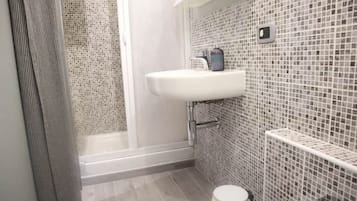 Dusche, Haartrockner, Bidet, Handtücher