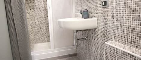 Regadera, secadora de cabello, bidet, toallas