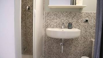 Dusche, Haartrockner, Bidet, Handtücher