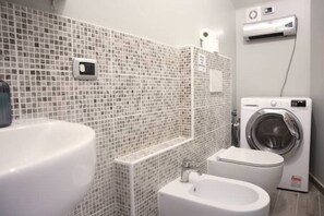Shower, hair dryer, bidet, towels - Urban style studio apartment in downtown (Alessandria)