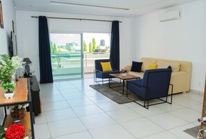 Appartement Confort | Coin séjour | TV connectée de 43 pouces avec chaßnes par satellite