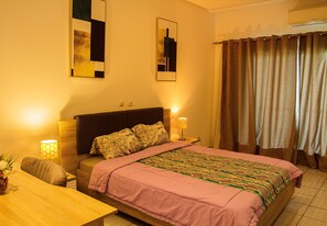 Individually decorated, individually furnished, desk, laptop workspace - Residences Saint Pierre (Abidjan)