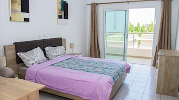 Comfort Apartment | Individually decorated, individually furnished, desk, laptop workspace