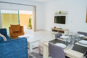 Appartement Standard | Coin séjour | TV connectée de 43 pouces avec chaßnes par satellite