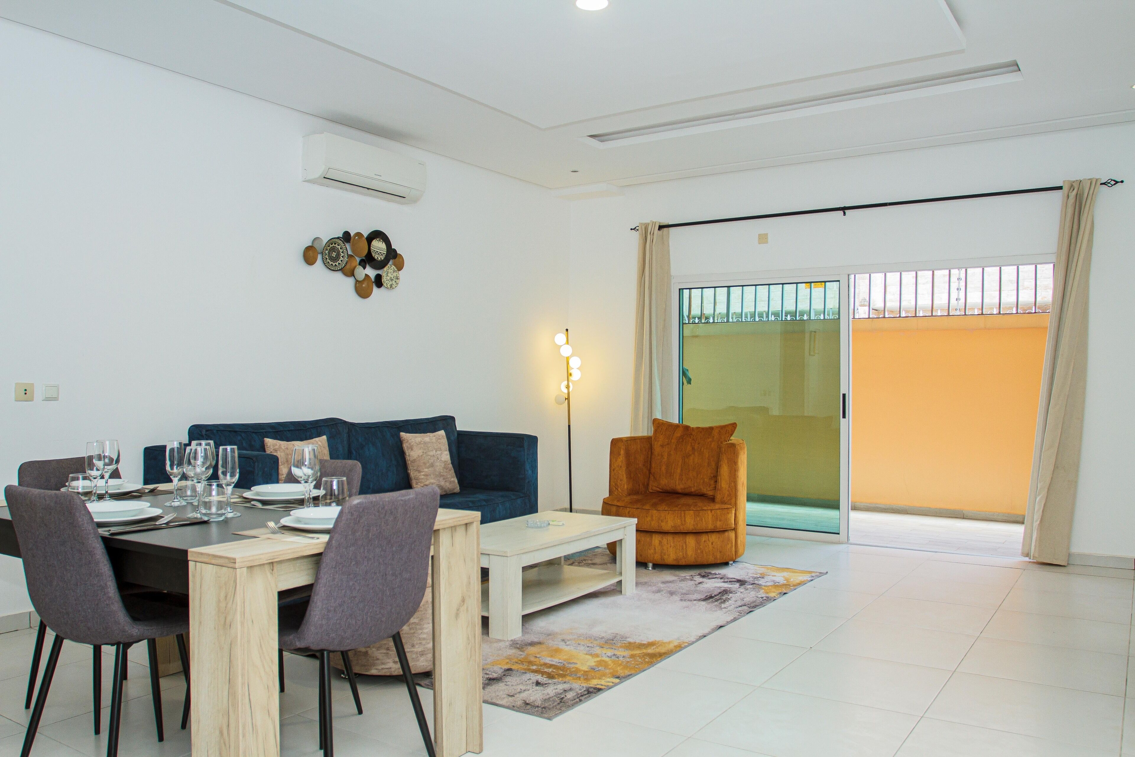 Appartamento Standard | Area soggiorno | Smart TV 43 pollici con canali satellitari