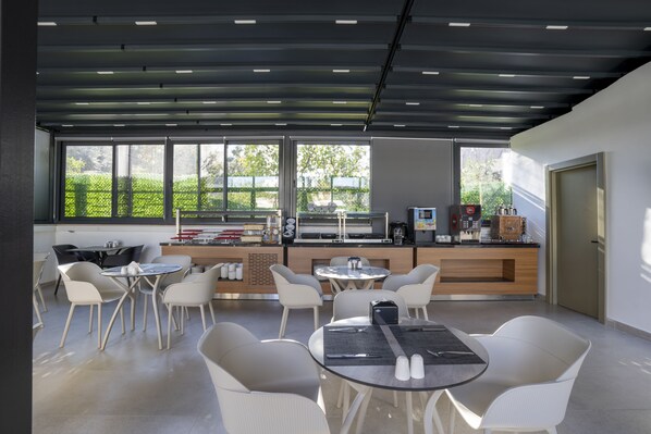 含每日吃到飽早餐