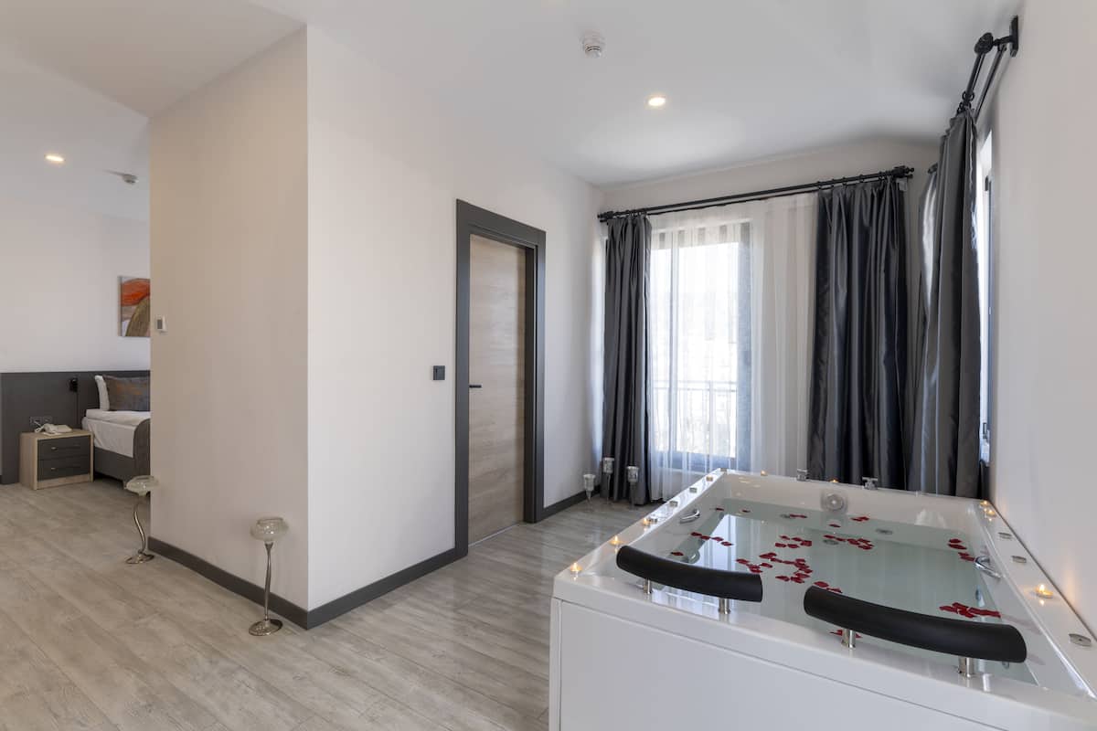 Honeymoon-Doppelzimmer, 1 Queen-Bett, Whirlpool, Stadtblick