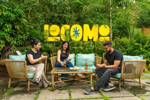 Bar (on property) - Locomo Boutique, Morjim - Cozy tropical stay, near beach (Morjim)