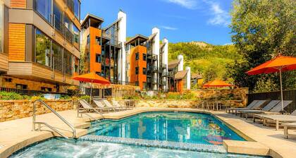 Ski-in&Out Renovated 3BR, 3BA w AC, Pool & Hot-tub
