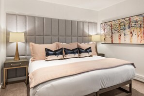 3 makuuhuonetta, tallelokero huoneessa, silitysrauta/-lauta