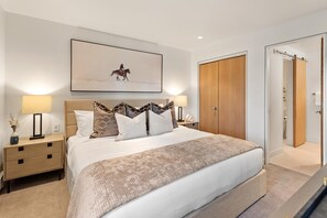 3 bedrooms, in-room safe, iron/ironing board, travel cot